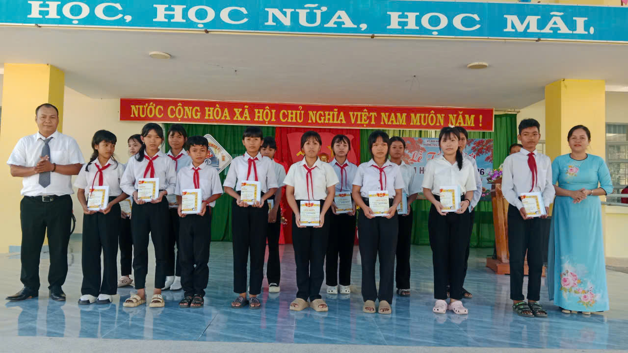 TRƯỜNG TH VÀ THCS EA LÂM TỔ CHỨC LỄ TỔNG KẾT NĂM HỌC 2025 – 2026